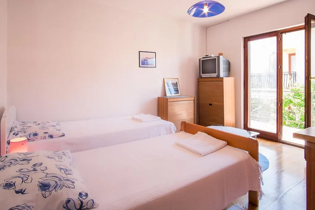 Apartment With Private Pool And Arbor 말린스카