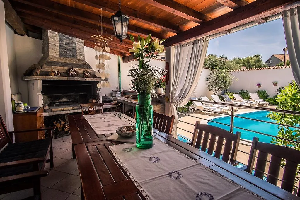 Apartment With Private Pool And Arbor 말린스카