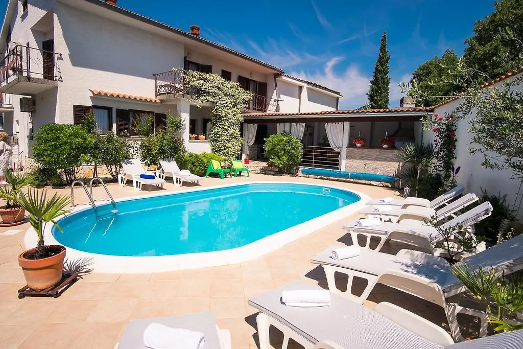 Apartment With Private Pool And Arbor 말린스카